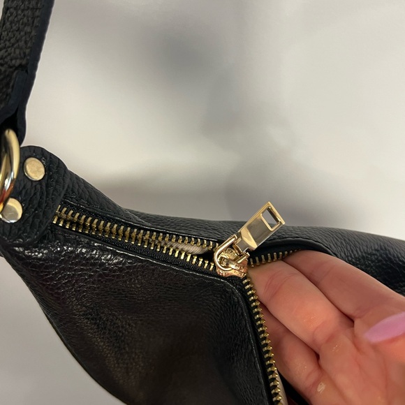 Classic Black Leather Shoulder Bag - Versatile Everyday Style - Picture 5 of 9